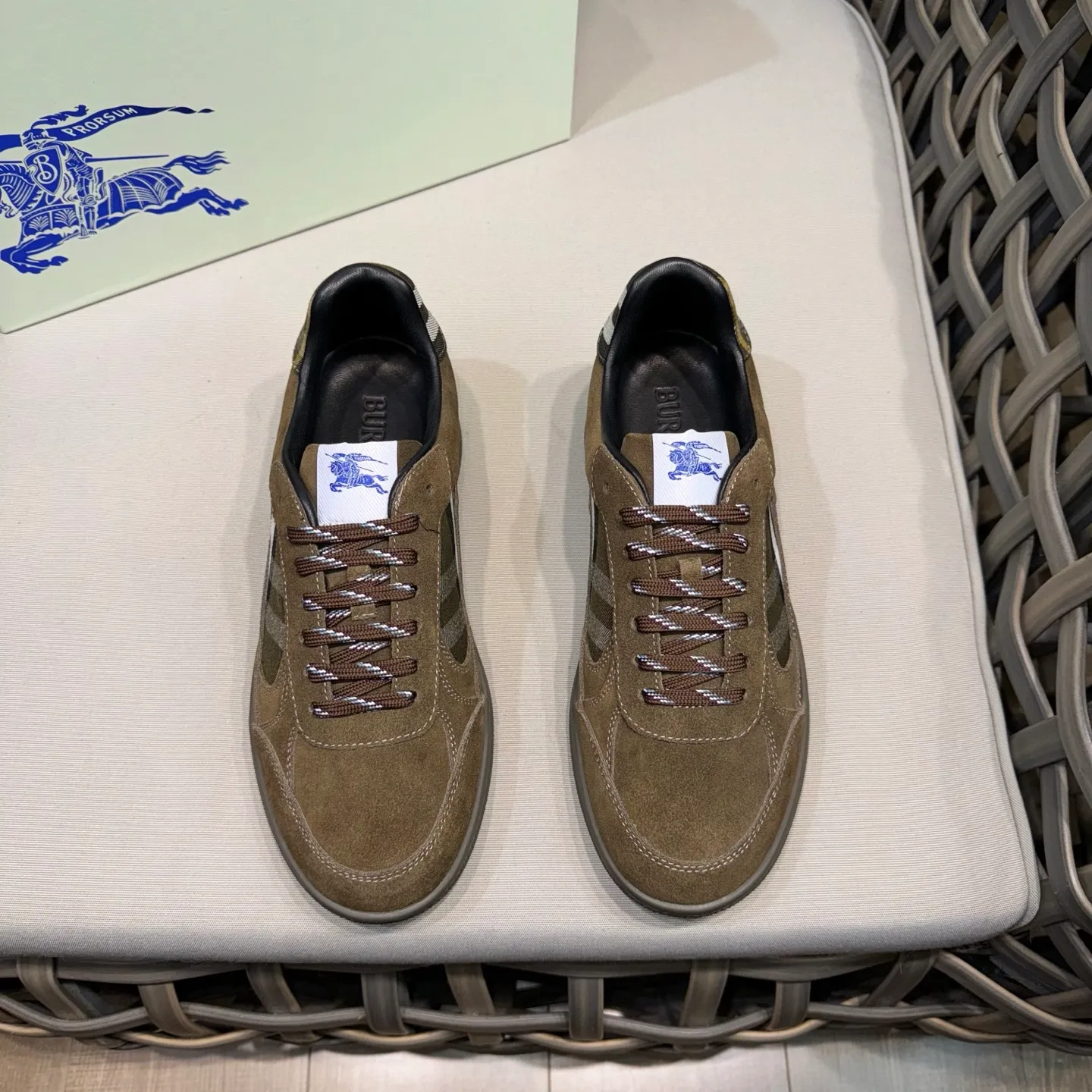 [Burberry] Top P: 680💰Size: 38-44 (45.46 custom-made) Burberry official website synchronized men's classic low-top sneakers | Made of original first-layer cowhide | Decorated with renewed brand logo | First-layer cowhide lining | Heel decorated with Burberry letter embossed logo | Original TPU outsole.